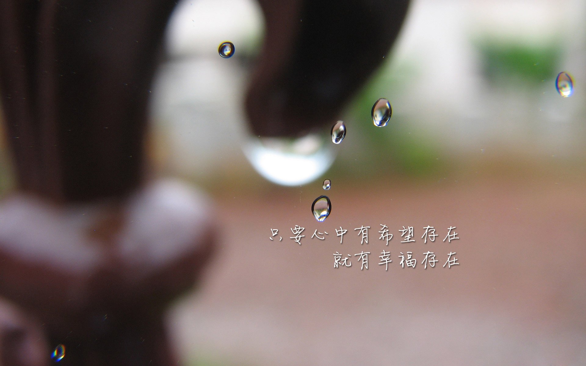 “快艇冲浪：速度与自由的完美碰撞在东三叉湖展开”