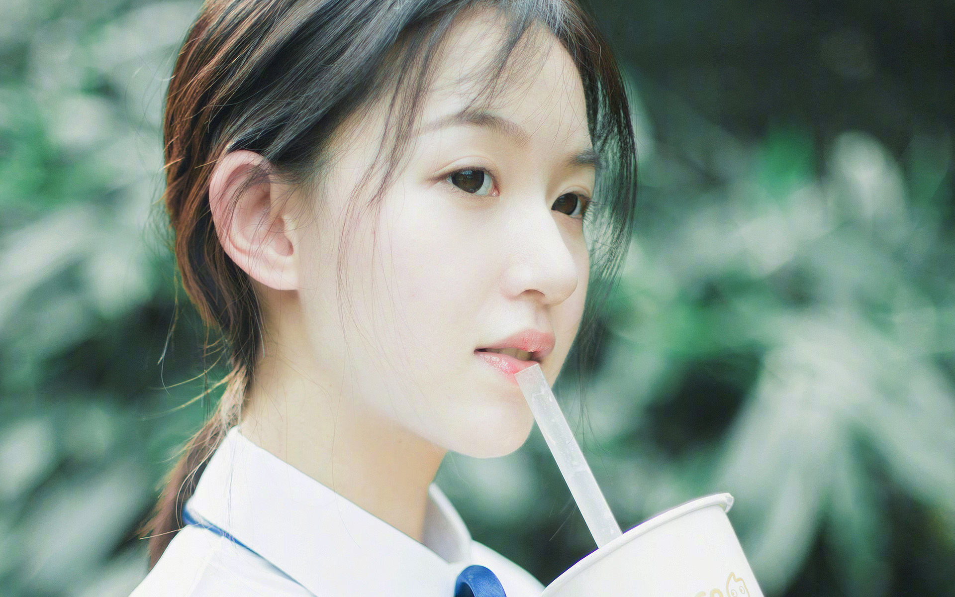 “羽毛球：简阳文体中心赛场高速对决，赛点难分难解”