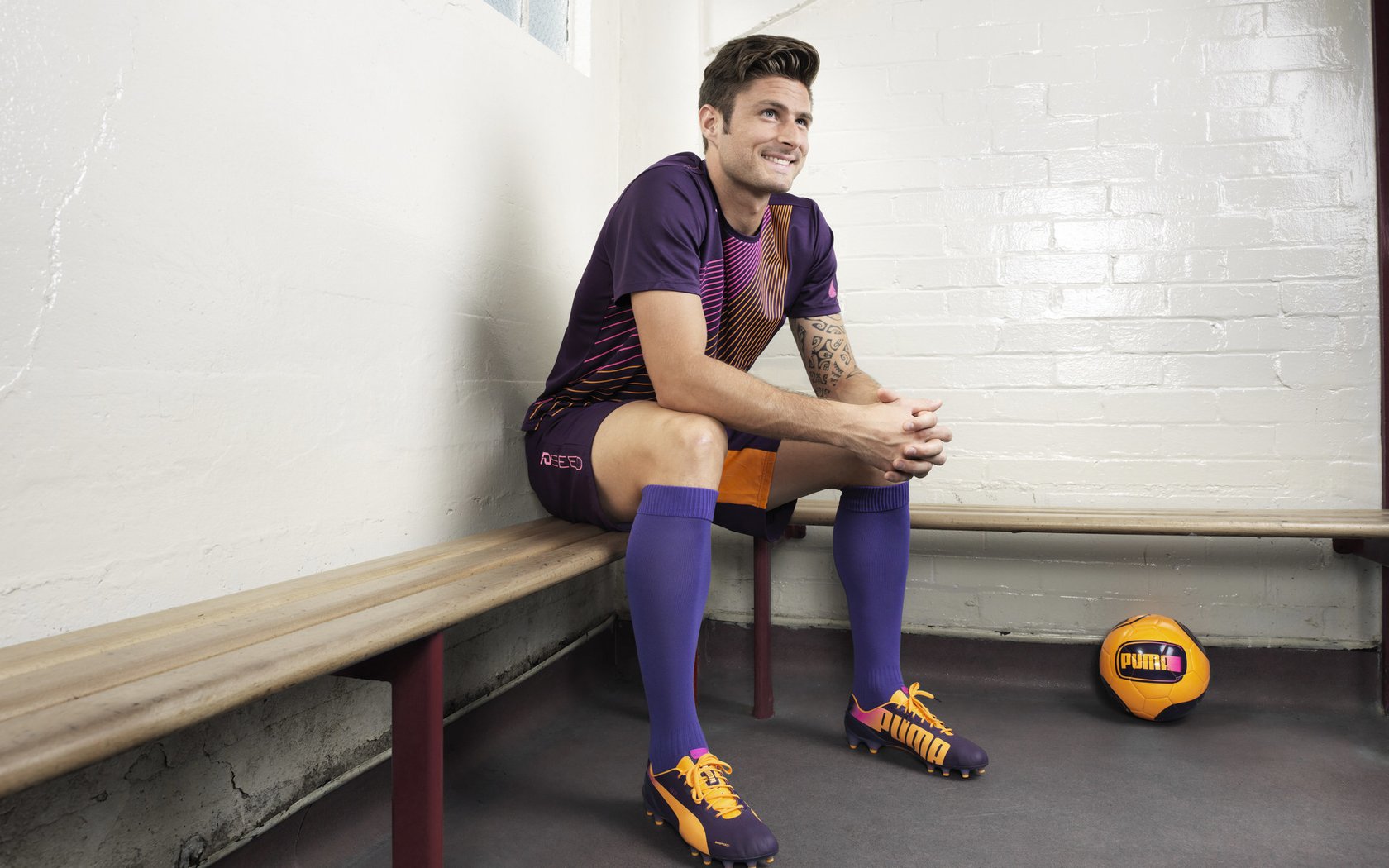 mk体育直播官网-夜间比赛灯光系统升级，转播画质显著提升，夜间赛道